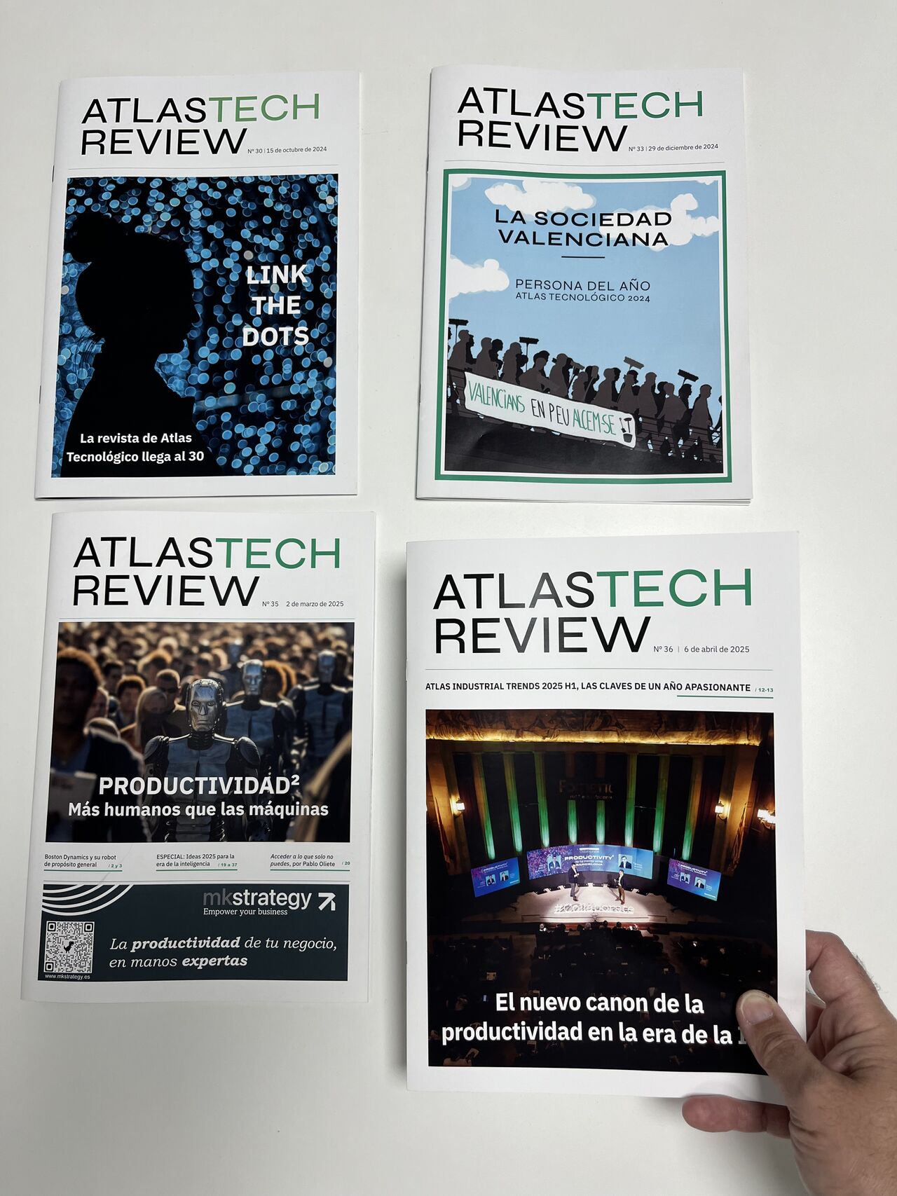 Ejemplar físico de AtlasTech Review en un entorno de trabajo